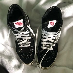 Vans Sk8-Hi Black and White Hightop’s